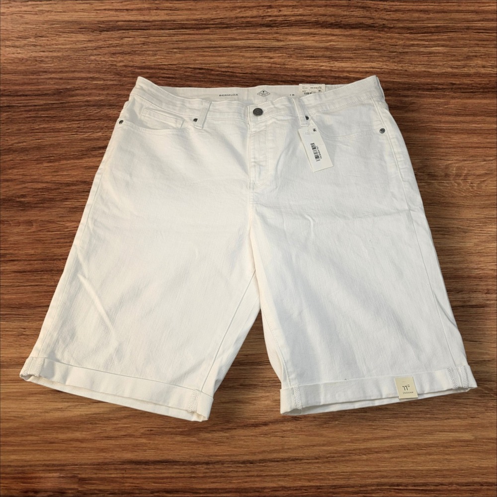 NWT St. John's Bay Women's Bermuda Shorts White Denim Midrise‎ Size 18